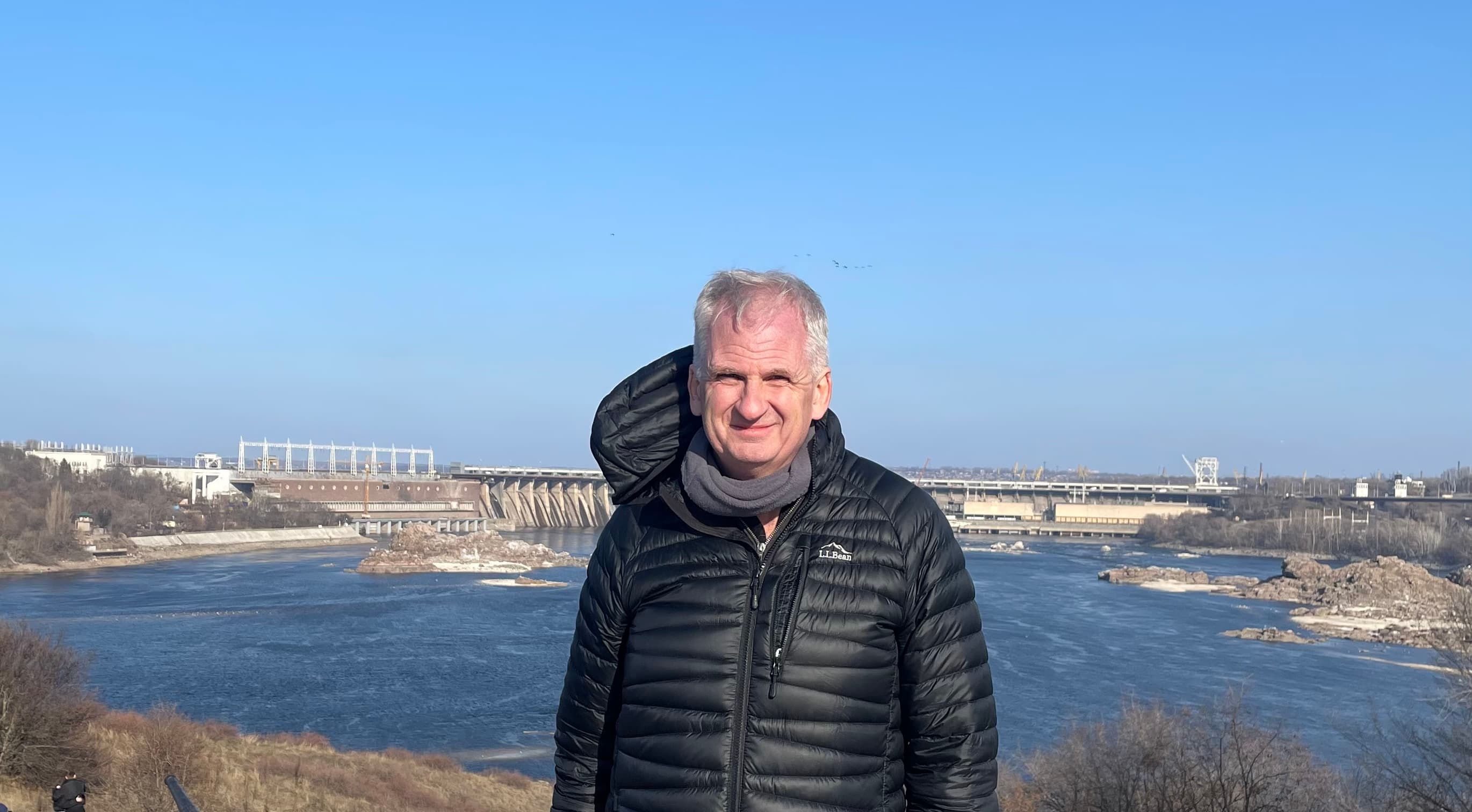 摄于2025年2月霍尔蒂察岛的蒂莫西·斯奈德。当时风很大。